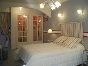 Chambre vue de l'angle oppos&eacute; (les deux portes sont la salle de bain et les toilettes)