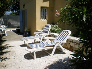 Prolongement du jardin : <br/>table, chaise, parasol, barbecue