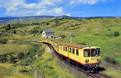 Le train jaune parcourant le Conflent